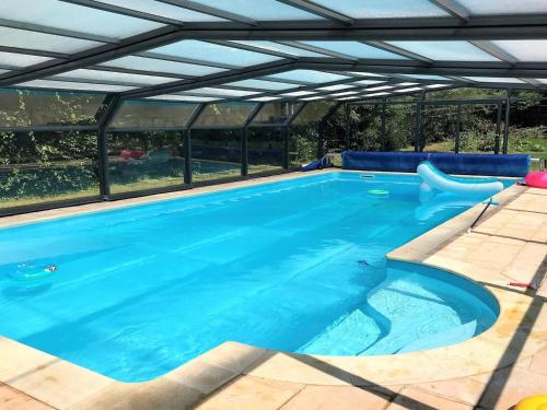 - une piscine avec un requin nageant dans l'eau dans l'établissement Villa plain-pied avec piscine privée, jardin et WIFI - Proche Trégastel et Perros-Guirec - FR-1-368-86, à Pleumeur-Bodou