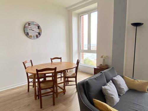un salon avec une table, des chaises et un canapé dans l'établissement Appartement 2ch, vue mer, plage à 200m, parking, Trégastel - FR-1-368-131, à Trégastel