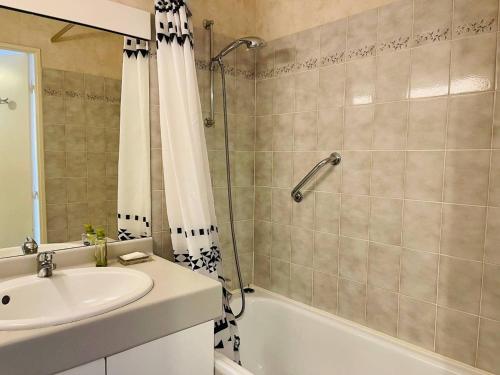 une salle de bain avec un lavabo, une baignoire et une douche dans l'établissement Appartement T2 à Arcachon – 400m de la Plage, Terrasse, Parking, Résidence de Standing - FR-1-433-78, à Arcachon