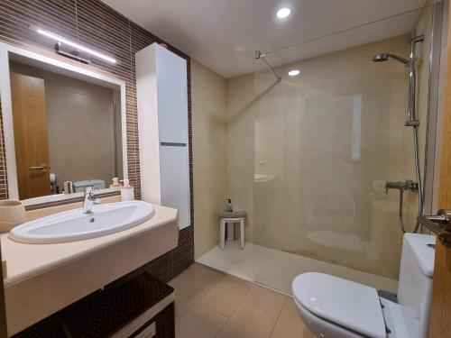 a bathroom with a sink and a shower and a toilet at Apartamento con vistas al mar in Alicante
