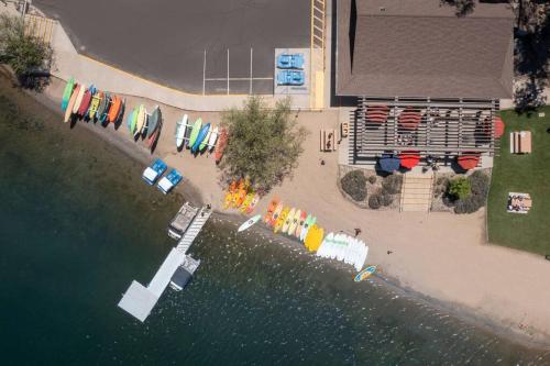 an aerial view of a marina with umbrellas and chairs at New Luxury 5BR Cabin in Pine Mountain Lake! 1 Minute to Beach! Massage Chair! Close to Yosemite! Perfect for Retreats and Escapes All Seasons! in Groveland
