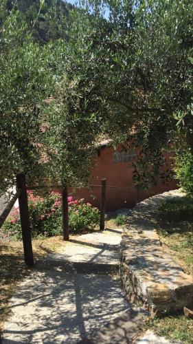 un chemin menant à un bâtiment planté d'arbres et de fleurs dans l'établissement La Bonne Rencontre, à Chassiers