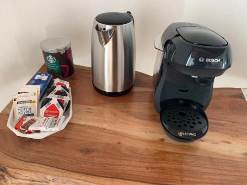 - une cafetière et un mixeur sur un comptoir en bois dans l'établissement Plantagenet -Le Vieux Mans - Hyper centre, au Mans