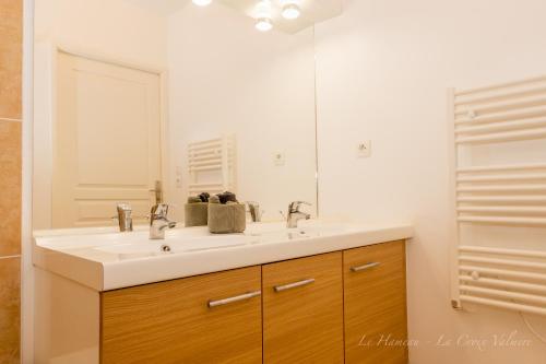 une salle de bain avec un lavabo et un miroir dans l'établissement Le Hameau, à La Croix-Valmer