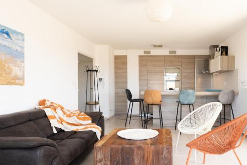 un salon avec un canapé et une table dans l'établissement Le Hameau, à La Croix-Valmer