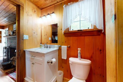 Et badeværelse på Lake House Retreat