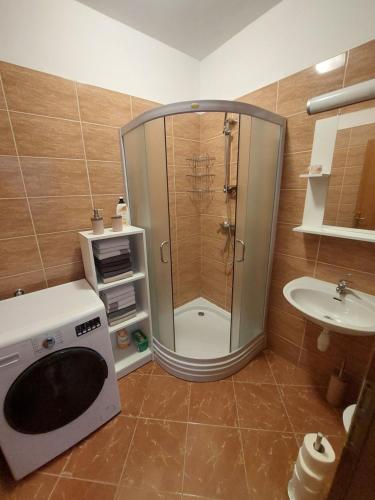 un piccolo bagno con doccia e lavandino di Apartment Palada a Kaštela (Castelli)