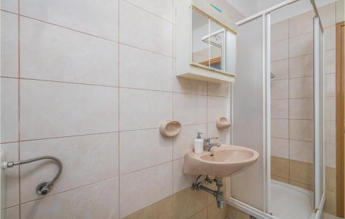 a bathroom with a sink and a shower at Stunning Apartment In Bascanska Draga With Kitchen in Draga Bašćanska