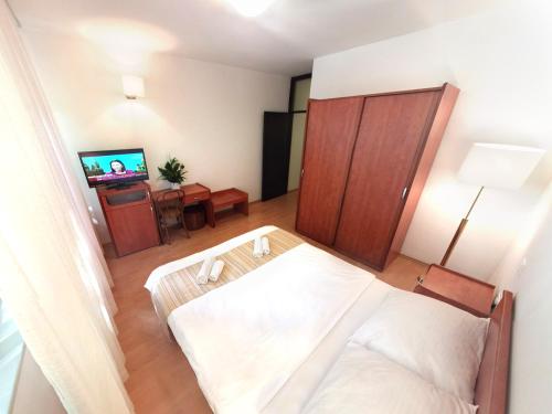 Cama o camas de una habitación en Hotel Lucija