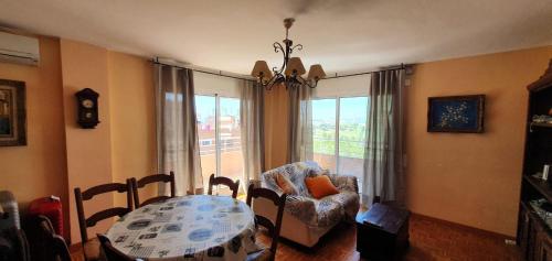 comedor con mesa y ventana en Apartamento Tarraco, en Tarragona