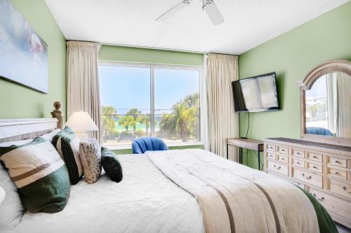 מיטה או מיטות בחדר ב-Leeward Key 204