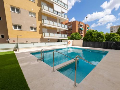 una piscina frente a un edificio en Jardin Luxury fjHomefj en Jerez de la Frontera