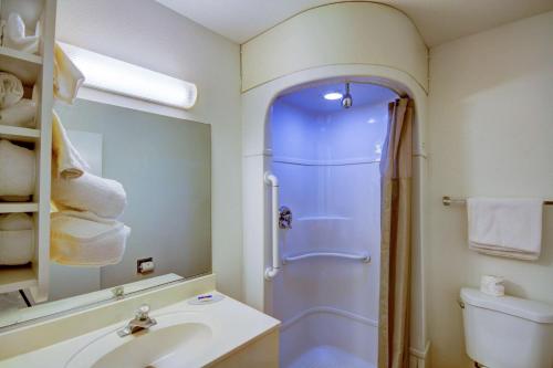 Ένα μπάνιο στο Motel 6 Saint George, UT