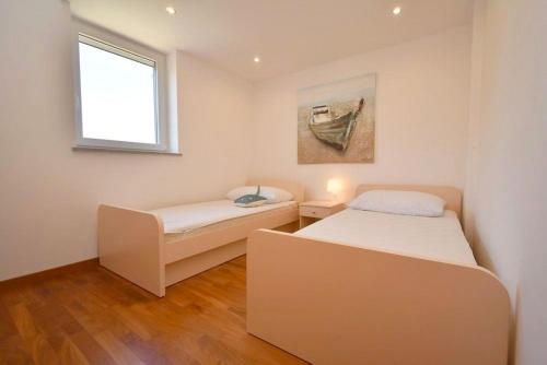 Llit o llits en una habitació de Apartment with sea View Klimno No 5