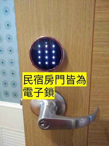 a sign is posted on a door with a handle at Chentien Changkuang Homestay in Changbin