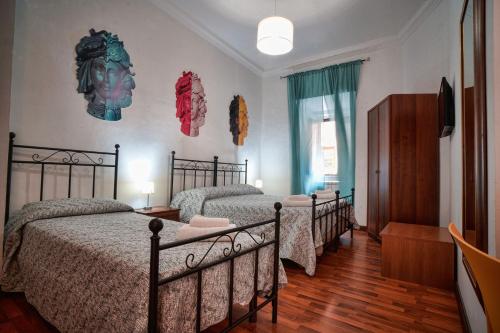 1 dormitorio con 4 camas en una habitación en B&B Al Centro, en Agrigento