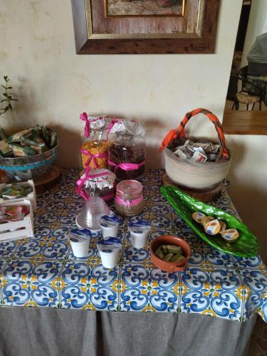 einen Tisch mit einem Tischtuch mit Essen drauf in der Unterkunft agriturismo heaven in Capo Vaticano
