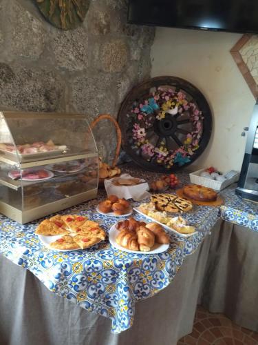 einen Tisch mit verschiedenen Arten von Gebäck darauf in der Unterkunft agriturismo heaven in Capo Vaticano