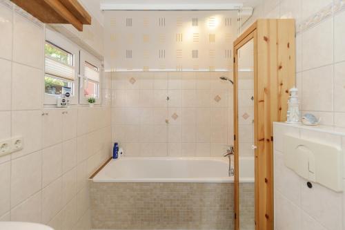 ein Badezimmer mit Badewanne und Dusche in der Unterkunft Ferienwohnungen Becker "Sonne & Meer" und "Strandliebe" in Kühlungsborn