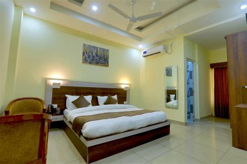 ein Schlafzimmer mit einem großen Bett in einem Zimmer in der Unterkunft FabHotel The Glory in Rishikesh