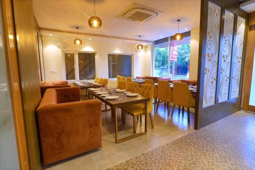 ein Restaurant mit einem Speisesaal mit Tischen und Stühlen in der Unterkunft FabHotel The Glory in Rishikesh