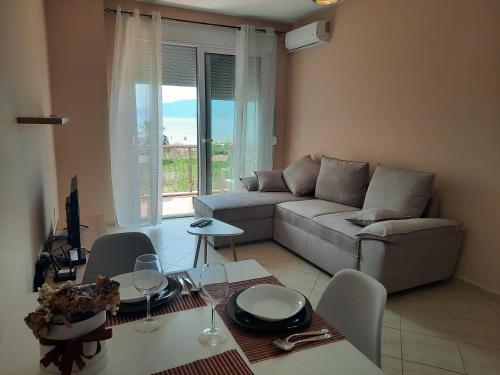 uma sala de estar com um sofá e uma mesa em Antea Apartment 3 em Vlorë