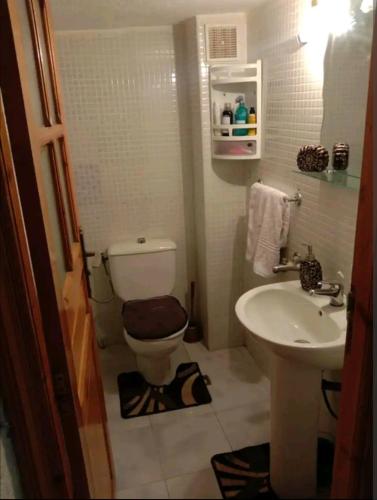 a bathroom with a toilet and a sink at appartement propre et calme à proximité de la gare ferroviaire in Fez