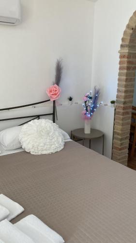a bedroom with a bed with a pink rose on it at Casale della rosa in Loreto