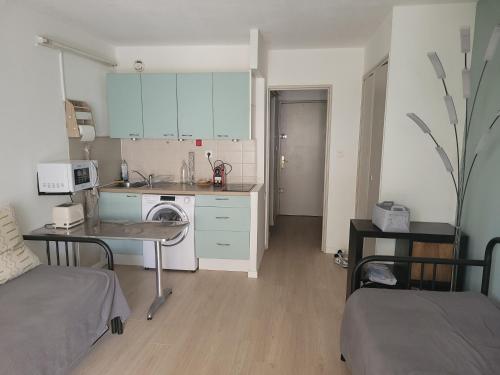 une petite cuisine avec un évier et une machine à laver dans l'établissement Petit coin de paradis au soleil près de la mer, à Saint-Cyr-sur-Mer