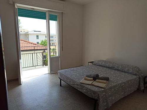 a bedroom with a bed and a large window at Casa Vacanza Gabriella in Montesilvano