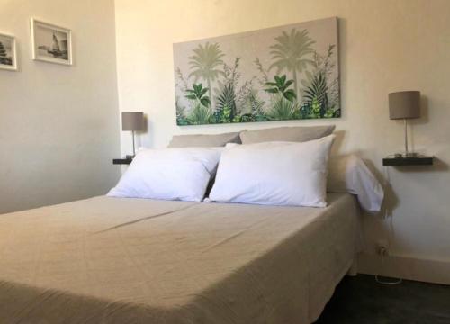 ポルト・ヴェッキオにあるMora Dell Ondaのベッドルーム(白い枕の大型ベッド1台付)