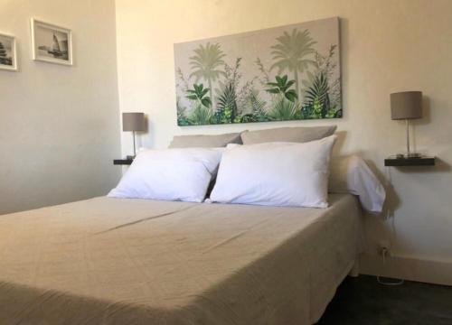 une chambre avec un grand lit avec des oreillers blancs dans l'établissement Mora Dell Onda, à Porto-Vecchio