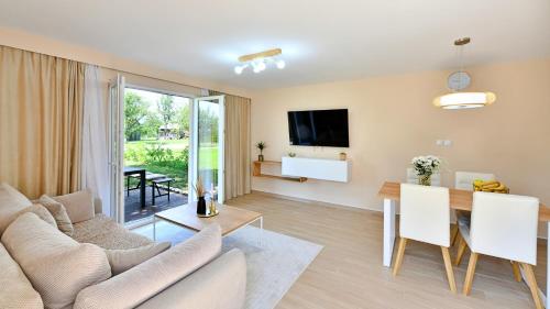 uma sala de estar com um sofá e uma mesa em Apartments Green Linden em Rakovica