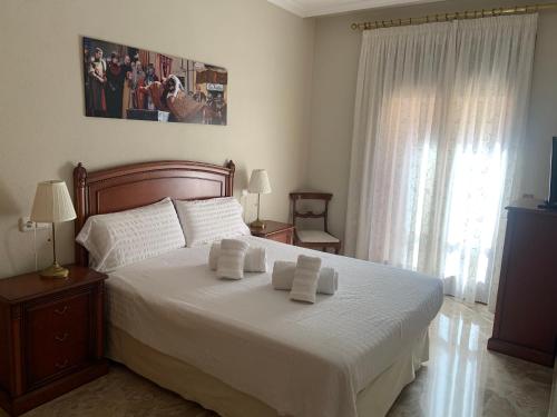 ein Schlafzimmer mit einem Bett mit zwei Handtüchern darauf in der Unterkunft alojamientosteruelmarqueses El Marqués in Teruel