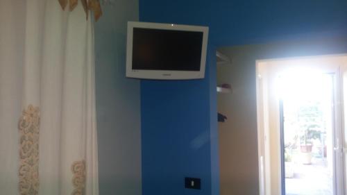 Una televisión o centro de entretenimiento en Le Vallonee B&B