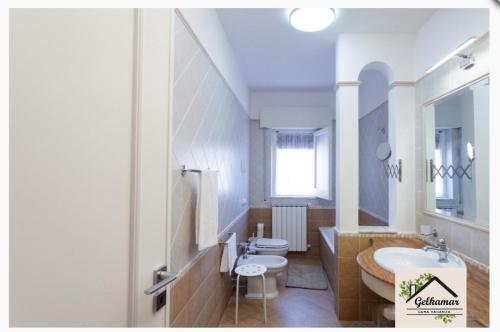 a large bathroom with a sink and a toilet at Gelkamar Apartment in Santa Flavia