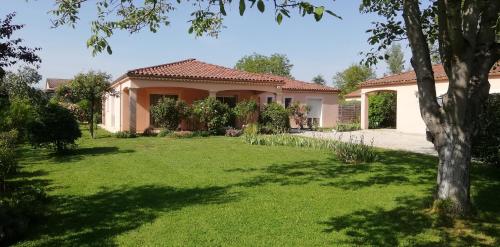 ein Haus mit Rasen davor in der Unterkunft Villa spacieuse avec piscine privé , Vallée du Lot in Prayssac