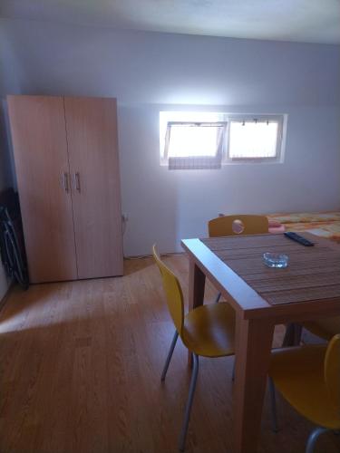 a room with a table and chairs and a bedroom at Apartmani Bubamara in Soko Banja