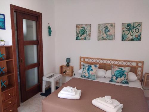 a bedroom with a bed with two towels on it at Case Vacanze Mio Sogno in Favignana