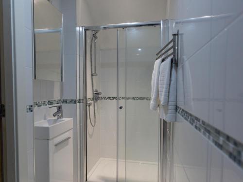 Bilik mandi di Pass the Keys Superb space in the idyllic village of Loppington