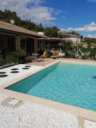 une piscine devant une maison dans l'établissement Villa de vacances avec piscine chauffée proche d Anduze, à La Barriére
