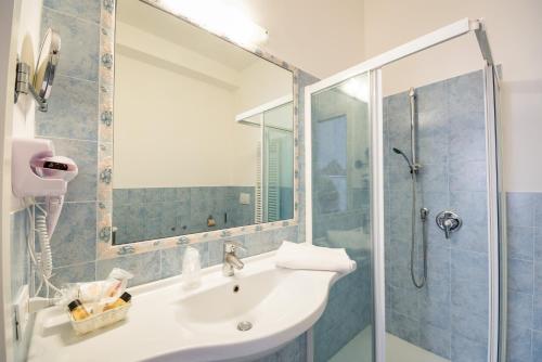 Salle de bains dans l'établissement Residenza Due Torri check in presso HOTEL CENTRALE Vicolo Cattani 7