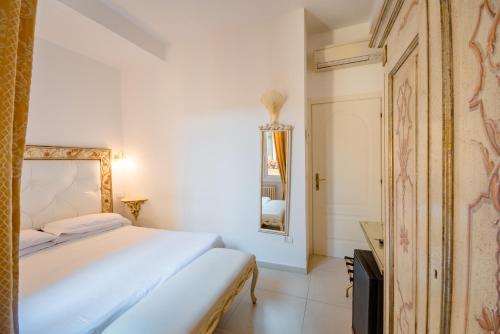 a bedroom with a white bed and white walls at Residenza Due Torri check in presso HOTEL CENTRALE Vicolo Cattani 7 in Bologna