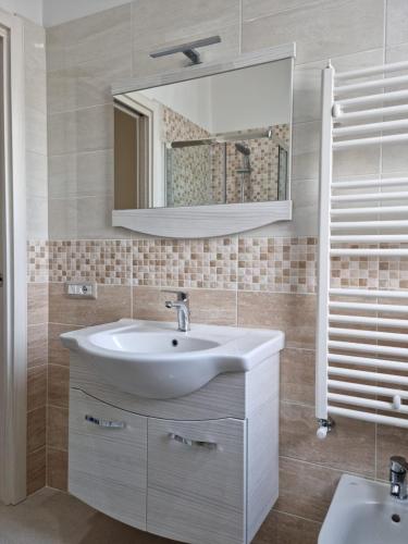 ein Badezimmer mit Waschbecken und Spiegel in der Unterkunft Casa Sofia in Gaeta