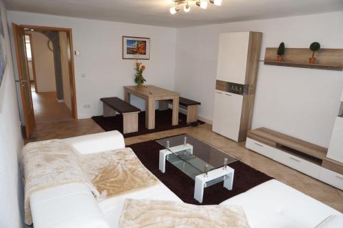 een woonkamer met een bank en een tafel bij Apartment Germersheim in Germersheim