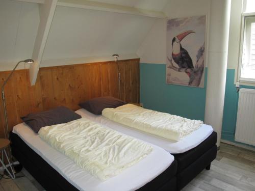 Postel nebo postele na pokoji v ubytování Ferienhaus HET GANZELAND OOST100