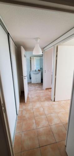 Cette chambre dispose d'un couloir et de carrelage. dans l'établissement Résidence les Arts 2, à Arles