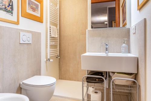 A bathroom at Piccola Venezia Canal View Charming Flat