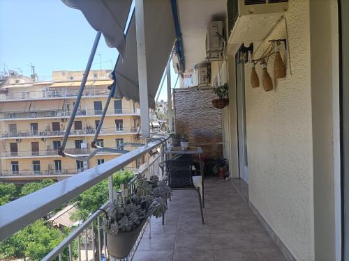 un balcone con tavolo e sedie e un edificio di Charming Retreat ad Atene