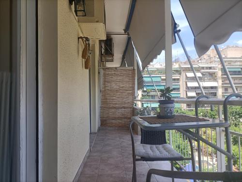 balcone con tavolo e sedie. di Charming Retreat ad Atene
